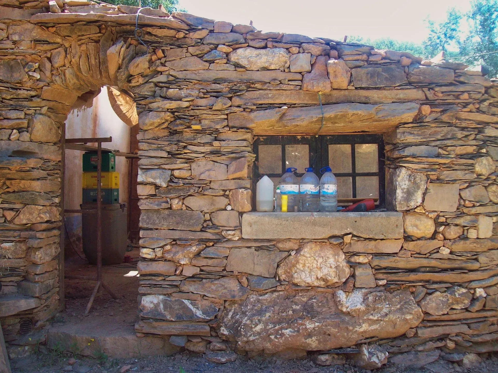 Schist walls, arched doorway and stone window sill